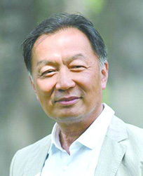 ▲溫鐵軍（教授）著名三農問題專家。中(zhōng)國人民大(dà)學學術委員(yuán)會副主任，中(zhōng)國人民大(dà)學鄉村(cūn)建設中(zhōng)心主任；西南(nán)大(dà)學中(zhōng)國鄉村(cūn)建設學院執行院長；福建農林大(dà)學海峽鄉村(cūn)建設學院執行院長。 國務院學位委員(yuán)會第六、七屆農林經濟管理學科評議組成員(yuán)，國家環境咨詢委員(yuán)會委員(yuán)、中(zhōng)國農業經濟學會副會長。農業部、環保部、商(shāng)務部、國家林業局、國家糧食局、北(běi)京市、福建省等省部級特聘專家。先後主持多個國家級重大(dà)、重點課題，并榮獲